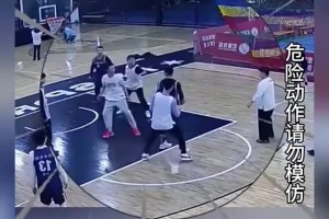 男子打球時(shí)做出“惡意動(dòng)作”驚呆眾人，真是太壞了這種人！