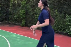 能讓你心動嗎？??野球場肘姐這身材穿上旗袍真絕了！